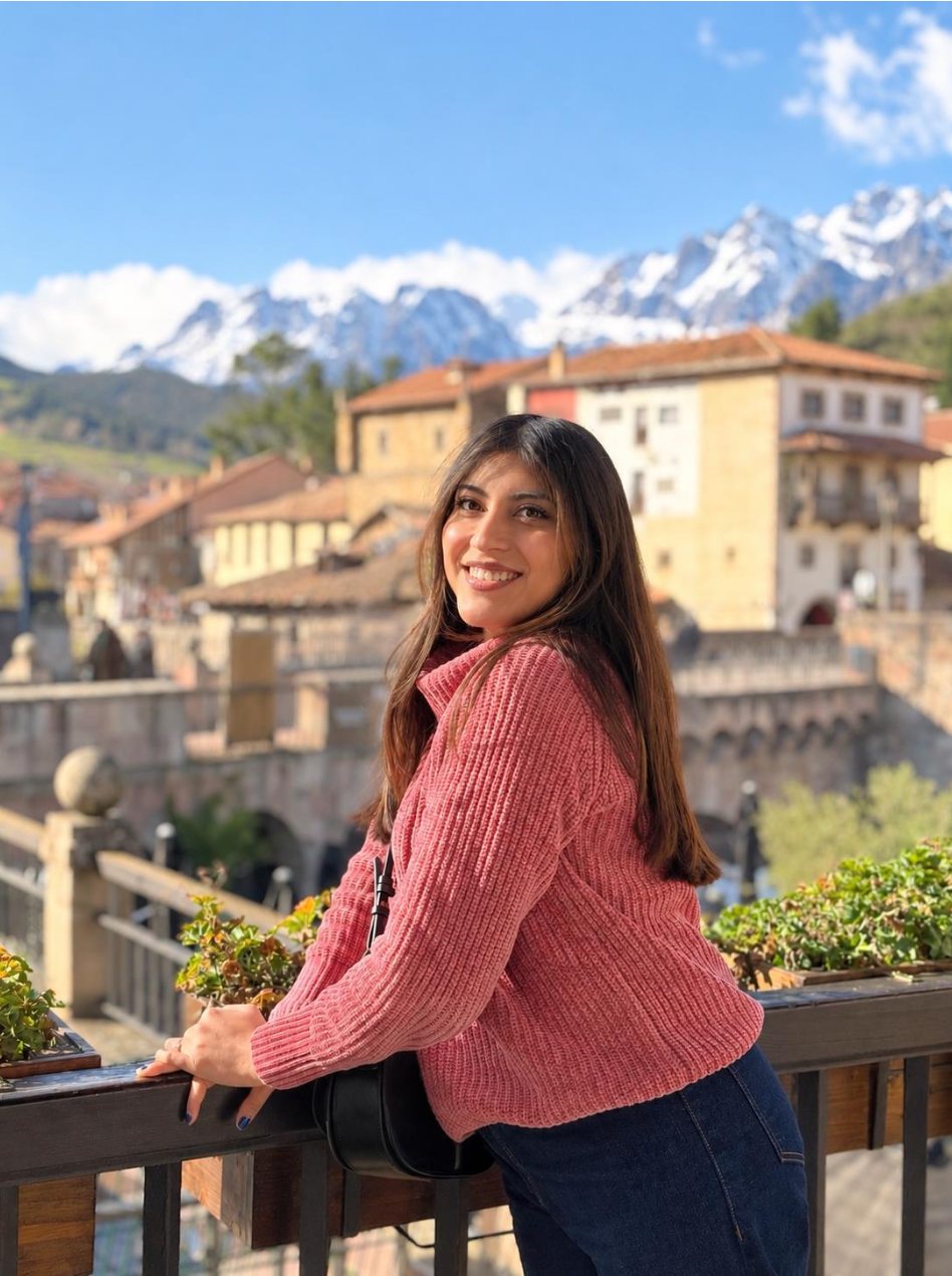 Daisy Santamaría, psicóloga sanitaria, sonriendo en un mirador